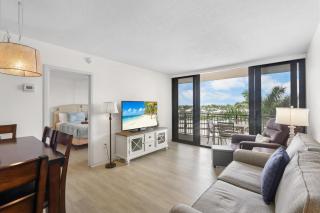 Inviting beachfront condo with large balcony and pool - Marco Island - 7