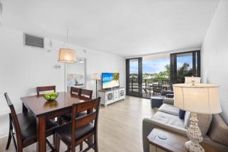 Inviting beachfront condo with large balcony and pool - Marco Island - 4