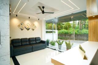 Skyluxe Airport Hotel - 8