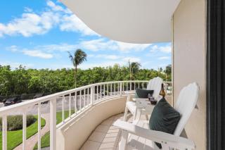 Beachfront condo with two balconies, pool and tennis - 0