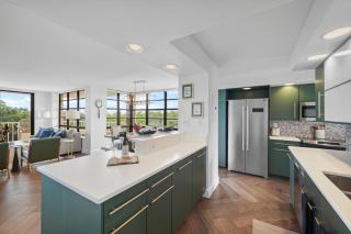 Beachfront condo with two balconies, pool and tennis - 0