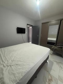 Apartamento com Estacionamento, Wi-Fi, Ar condicionado a 300 metros da Praia da Enseada no Guarujá. - 4