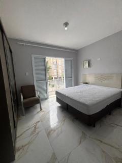Apartamento com Estacionamento, Wi-Fi, Ar condicionado a 300 metros da Praia da Enseada no Guarujá. - 2