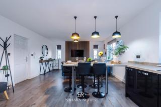 Monthly Stays - Stylish 2BED - Etihad & AO Arena Access - Parking - 0