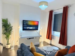 Spacious 4 Bed Cardiff House Near City Centre with Parking - 0