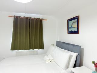 Spacious 4 Bed Cardiff House Near City Centre with Parking - 6