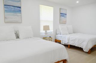 Modern Oasis 4 bedroom 2 bathroom- Sleeps 12 - 3