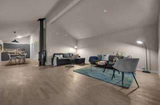 Magnificent Home with a View in Focus - 9