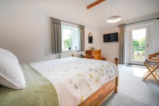 PEAK DISTRICT ROMANTIC Courtyard Loft, with Outdoor Japanese Whirlpool Bath - 3