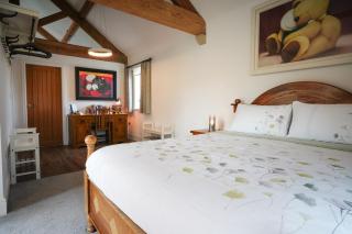 PEAK DISTRICT ROMANTIC Courtyard Loft, with Outdoor Japanese Whirlpool Bath - 4