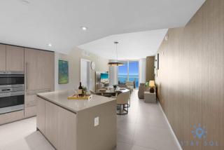 Hollywood Oceanfront Apt - 2