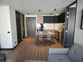 Parkside Oasis Stylish 2BR Retreat with Pool BBQ & Gym Access - 6