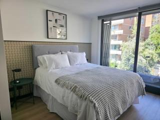 Parkside Oasis Stylish 2BR Retreat with Pool BBQ & Gym Access - 0