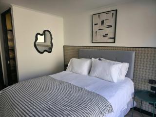Parkside Oasis Stylish 2BR Retreat with Pool BBQ & Gym Access - 2