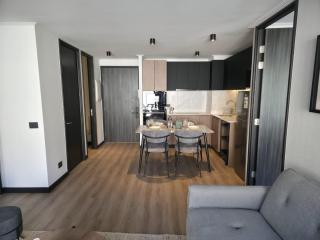 Parkside Oasis Luxe 2BR Retreat w Pool BBQ & Gym Access - 1