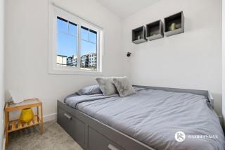 Springbank Hill 3BR Townhome near WinSport – King Bed, Garage, Central AC, Workspace - 3