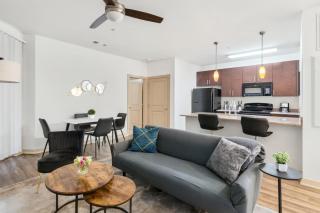 Elegant Mid-Rise 2BR Near Everything - 8