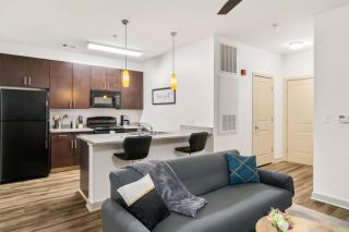 Elegant Mid-Rise 2BR Near Everything - 4
