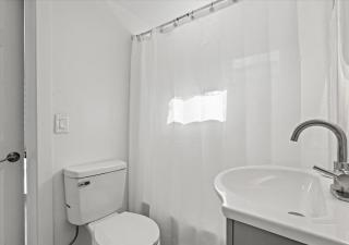 5 bedroom-2 and a half bathroom Apartment - 4