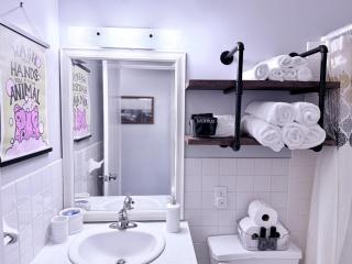 Quiet and Relaxing 2 Bedroom in Little Canada - 1
