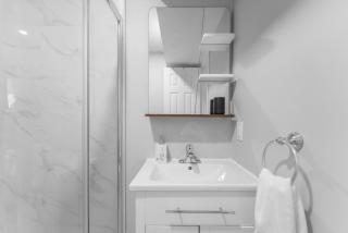 Modern 2-Bed, 2-Bath BSMT suite with Pvt Entrance Free Parking and Wi Fi - 6
