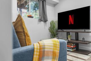 Modern 2-Bed, 2-Bath BSMT suite with Pvt Entrance Free Parking and Wi Fi - 4