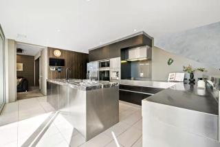 The Gibraltar House by Homello Luxury Private Parnell Estate w Hot Tub Movie Room and Views - 8