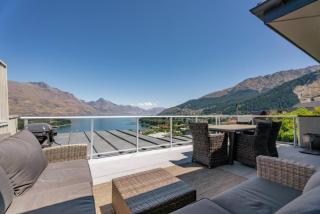 3BDRM w Lake views walk to town - 9