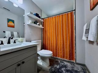 Central Midtown Apt-Secure Parking-Walk to Target - 3