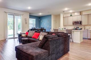 Spacious Home Near Dtwn PSL Travel Nurses Welcome - 3