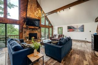 Sky View Chalet by AvantStay Stunning Interior Spacious Deck Hot Tub View - 4