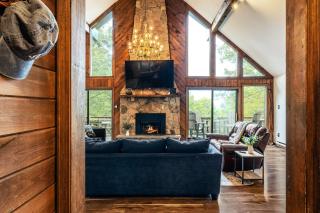 Sky View Chalet by AvantStay Stunning Interior Spacious Deck Hot Tub View - 2