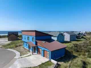 Brand-New Beach Retreat Hot Tub Sleeps 13 - 0