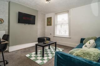 Sage House (Town-Centre Flat) - Allington - 0