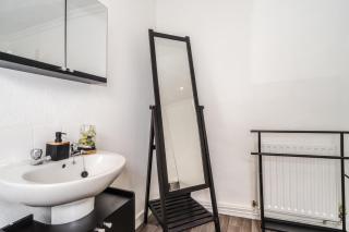Sage House (Town-Centre Flat) - Allington - 9