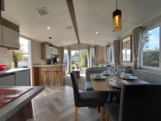Luxury mini lodge with hot tub and decking at Tattershall Lakes - Tattershall - 8