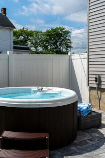 Jefferson & Grounds 3BR Steps from HWS and Hot Tub - 2