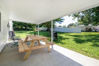 Relax and Explore - Knoxville Stay with Hot Tub and Grill - 4