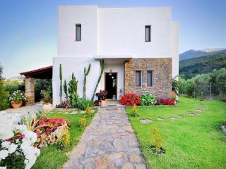Home with Garden & Pool for All - 4