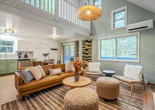 Pocono Lake Getaway Sauna Hot Tub Playground - 3