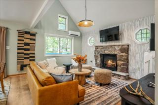 Pocono Lake Getaway Sauna Hot Tub Playground - 2