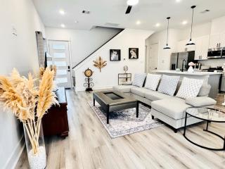 Colorful Dining Experience in Cozy Getaway - 0