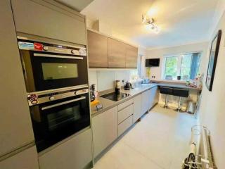Stylish 2BD Flat with Parking Beckenham - 7