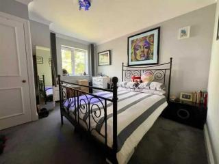Stylish 2BD Flat with Parking Beckenham - 6