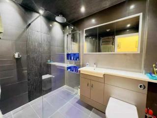 Stylish 2BD Flat with Parking Beckenham - 0