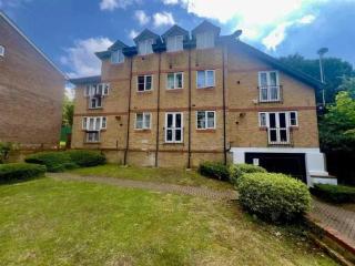 Stylish 2BD Flat with Parking Beckenham - 3