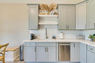 1 Mi to Galveston Beach, Seawall Renovated Home! - 9