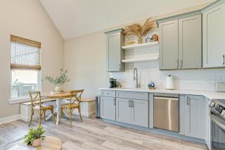 1 Mi to Galveston Beach, Seawall Renovated Home! - 2