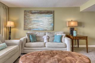 Pelican Beach Resort 1802 - 4