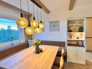 Appartement Wolke7 byTILLY - Im Skigebiet Gerlitzen auf 1500m Seehöhe - familienfreundliche 3 Zimmer Wohnung - Hallenbad im Haus - moderne Küche mit Vollausstattung - Balkon - traumhafte Aussicht über ganz Kärnten - himmlisch bequeme Boxspringbetten - 5